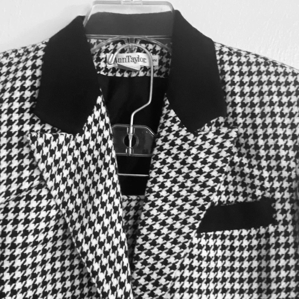 Ann Taylor 2PC Black/White Suit. Sz 2 - Picture 4 of 11